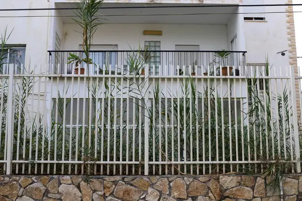 Konut binasının dış cephesinin balkonunda..