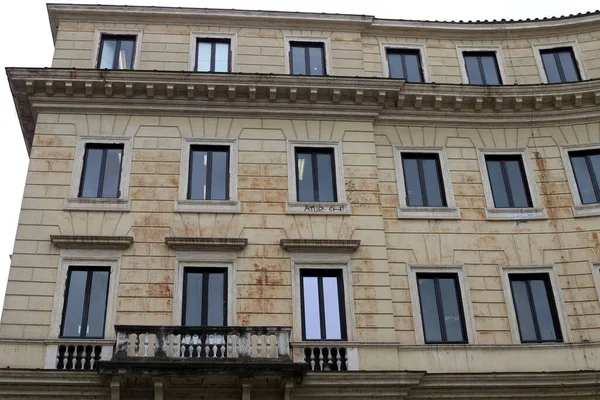 Konut binasının dış cephesinin balkonunda..