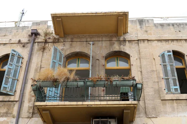 Konut binasının dış cephesinin balkonunda..