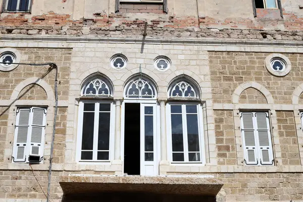 Konut binasının dış cephesinin balkonunda..