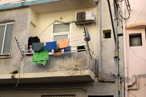 Konut binasının dış cephesinin balkonunda..