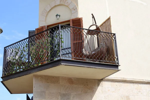 Konut binasının dış cephesinin balkonunda..