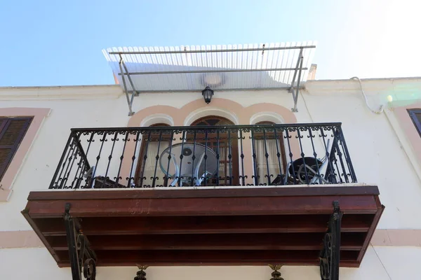 Konut binasının dış cephesinin balkonunda..