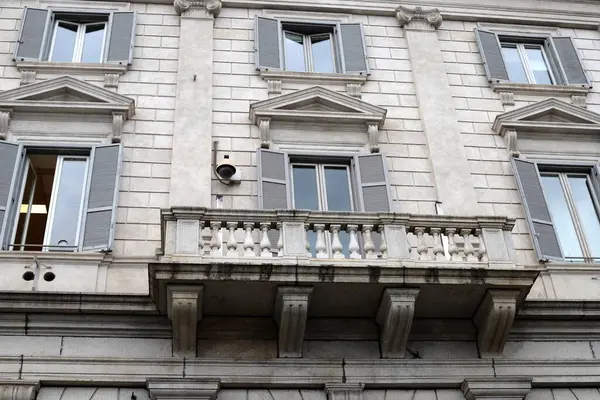 Konut binasının dış cephesinin balkonunda..