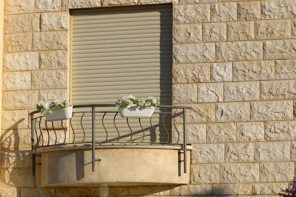 Konut binasının dış cephesinin balkonunda..