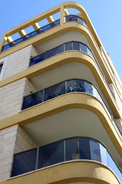 Konut binasının dış cephesinin balkonunda..