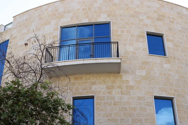 Konut binasının dış cephesinin balkonunda..