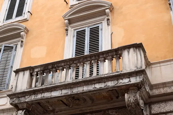 Konut binasının dış cephesinin balkonunda..