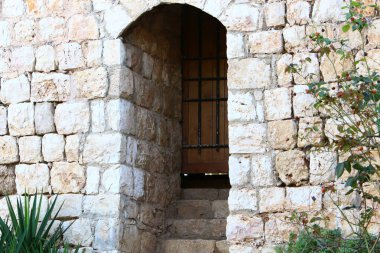 Bir binanın ya da yapının giriş kapısı. Kapıların yapıldığı maddenin dokusu.