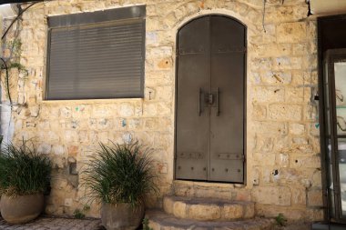 Bir binanın ya da yapının giriş kapısı. Kapıların yapıldığı maddenin dokusu.