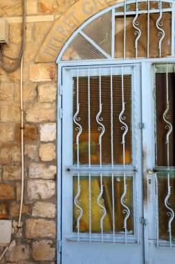 Bir binanın ya da yapının giriş kapısı. Kapıların yapıldığı maddenin dokusu.