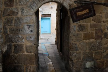 Bir binanın ya da yapının giriş kapısı. Kapıların yapıldığı maddenin dokusu.