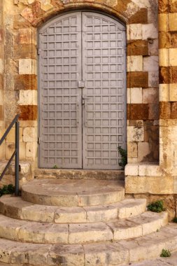 Bir binanın ya da yapının giriş kapısı. Kapıların yapıldığı maddenin dokusu.