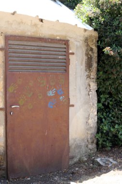 Bir binanın ya da yapının giriş kapısı. Kapıların yapıldığı maddenin dokusu.