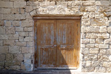 Bir binanın ya da yapının giriş kapısı. Kapıların yapıldığı maddenin dokusu.