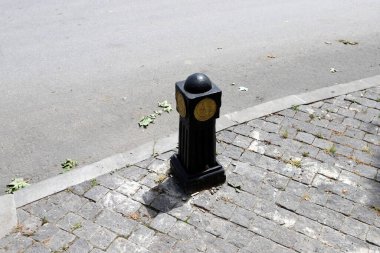 Kaldırım boyunca yayaların güvenli geçişi için yol boyunca bir sıra sütun..