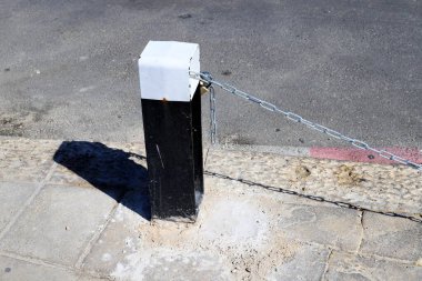 Kaldırım boyunca yayaların güvenli geçişi için yol boyunca bir sıra sütun..