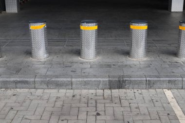 Kaldırım boyunca yayaların güvenli geçişi için yol boyunca bir sıra sütun..