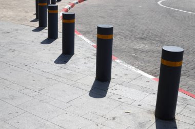 Kaldırım boyunca yayaların güvenli geçişi için yol boyunca bir sıra sütun..