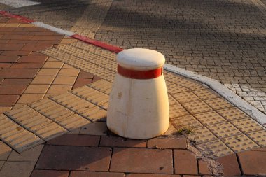 Kaldırım boyunca yayaların güvenli geçişi için yol boyunca bir sıra sütun..