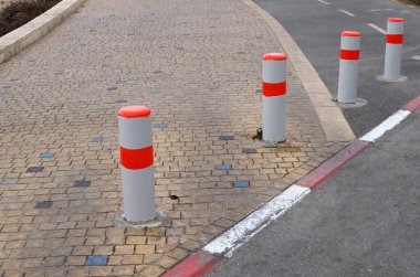 Kaldırım boyunca yayaların güvenli geçişi için yol boyunca bir sıra sütun..
