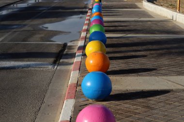 Kaldırım boyunca yayaların güvenli geçişi için yol boyunca bir sıra sütun..