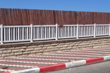 Kaldırım boyunca yayaların güvenli geçişi için yol boyunca bir sıra sütun..