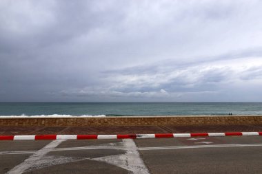 Kaldırım boyunca yayaların güvenli geçişi için yol boyunca bir sıra sütun..