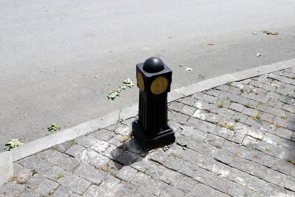 歩道沿いの歩行者の安全な通路のための道路沿いの柱の列 — ストック写真