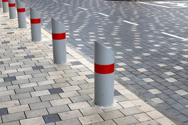 Uma Fileira Pilares Longo Estrada Para Passagem Segura Pedestres Longo — Fotografia de Stock