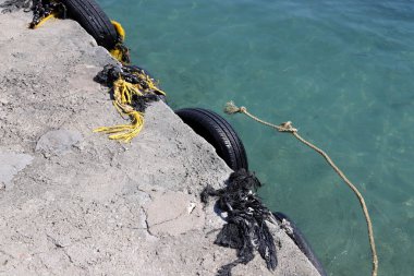Limandaki iskelede kalın kenevir ipi..