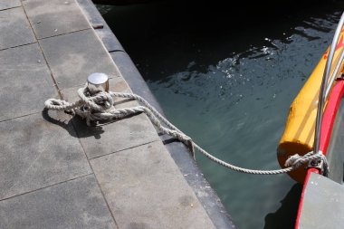 Limandaki iskelede kalın kenevir ipi..