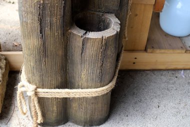 Limandaki iskelede kalın kenevir ipi..