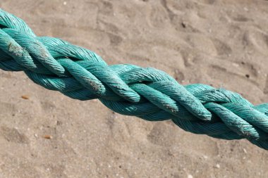 Limandaki iskelede kalın kenevir ipi..