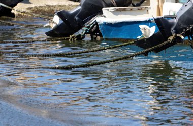 Limandaki iskelede kalın kenevir ipi..