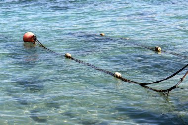Limandaki iskelede kalın kenevir ipi..