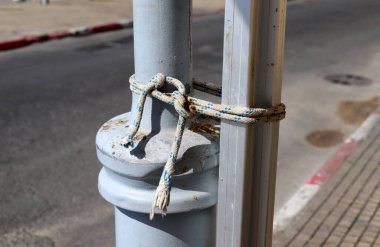 Limandaki iskelede kalın kenevir ipi..