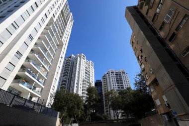 Tel Aviv 'de. İsrail. 01 numara. 01 numara. 2024. Büyük bir şehrin sokaklarında uzun evler ve ağaçlar.