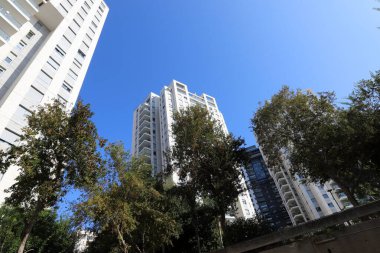 Tel Aviv 'de. İsrail. 01 numara. 01 numara. 2024. Büyük bir şehrin sokaklarında uzun evler ve ağaçlar.