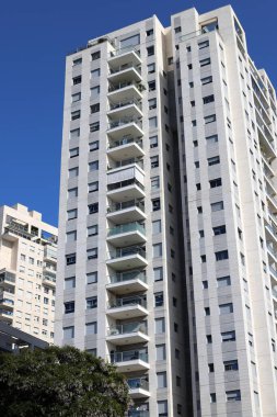 Tel Aviv 'de. İsrail. 01 numara. 01 numara. 2024. Büyük bir şehrin sokaklarında uzun evler ve ağaçlar.