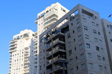 Tel Aviv 'de. İsrail. 01 numara. 01 numara. 2024. Büyük bir şehrin sokaklarında uzun evler ve ağaçlar.