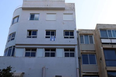 Tel Aviv 'de. İsrail. 01 numara. 01 numara. 2024. Büyük bir şehrin sokaklarında uzun evler ve ağaçlar.