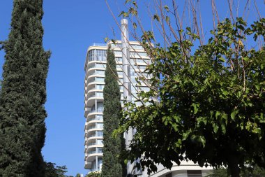 Tel Aviv 'de. İsrail. 01 numara. 01 numara. 2024. Büyük bir şehrin sokaklarında uzun evler ve ağaçlar.