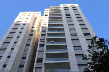 Tel Aviv 'de. İsrail. 01 numara. 01 numara. 2024. Büyük bir şehrin sokaklarında uzun evler ve ağaçlar.