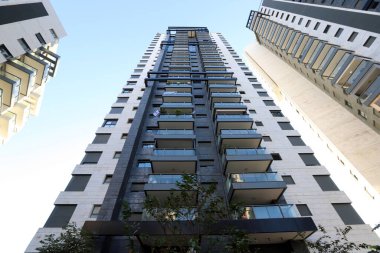 Tel Aviv 'de. İsrail. 01 numara. 01 numara. 2024. Büyük bir şehrin sokaklarında uzun evler ve ağaçlar.