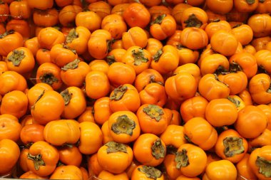 Ocak ayında Tel Aviv 'deki pazarda sebze ve meyve satılıyor..