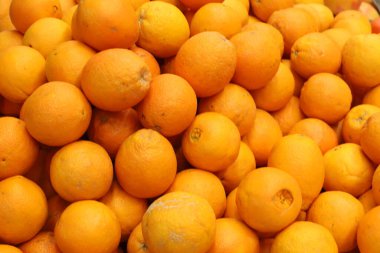 Ocak ayında Tel Aviv 'deki pazarda sebze ve meyve satılıyor..