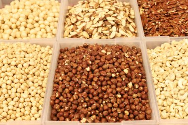 Ocak ayında Tel Aviv 'deki pazarda sebze ve meyve satılıyor..