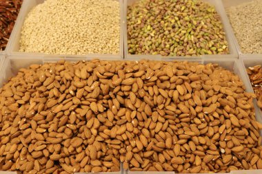 Ocak ayında Tel Aviv 'deki pazarda sebze ve meyve satılıyor..