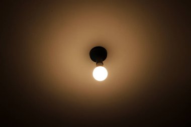 Lamba - geceleri bölgeyi aydınlatmak için fener.